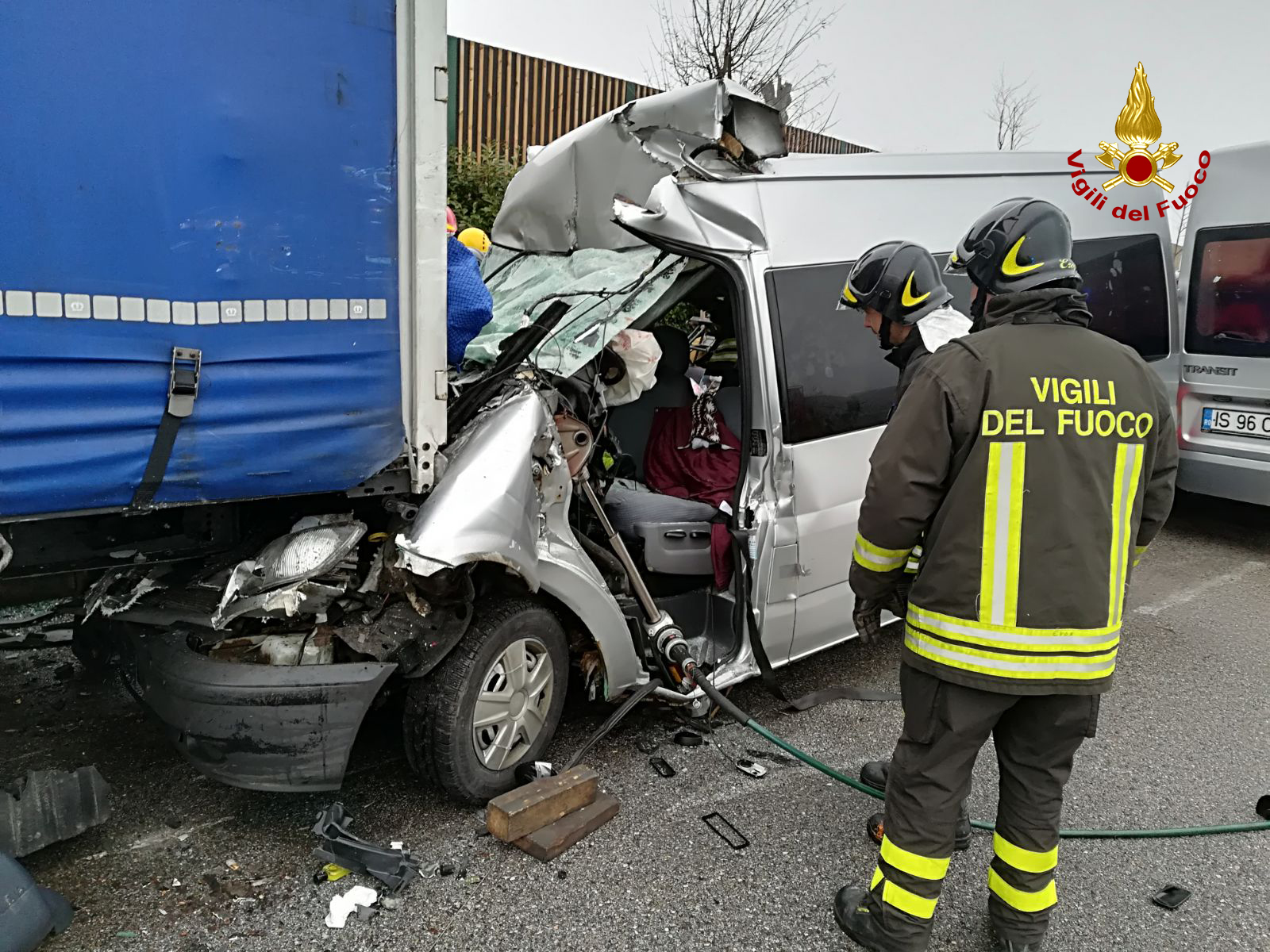 Brutto incidente in mattinata tra un furgone e un mezzo pesante in sosta, all’interno dell’area di servizio di Arino ovest, lungo l’A4. 